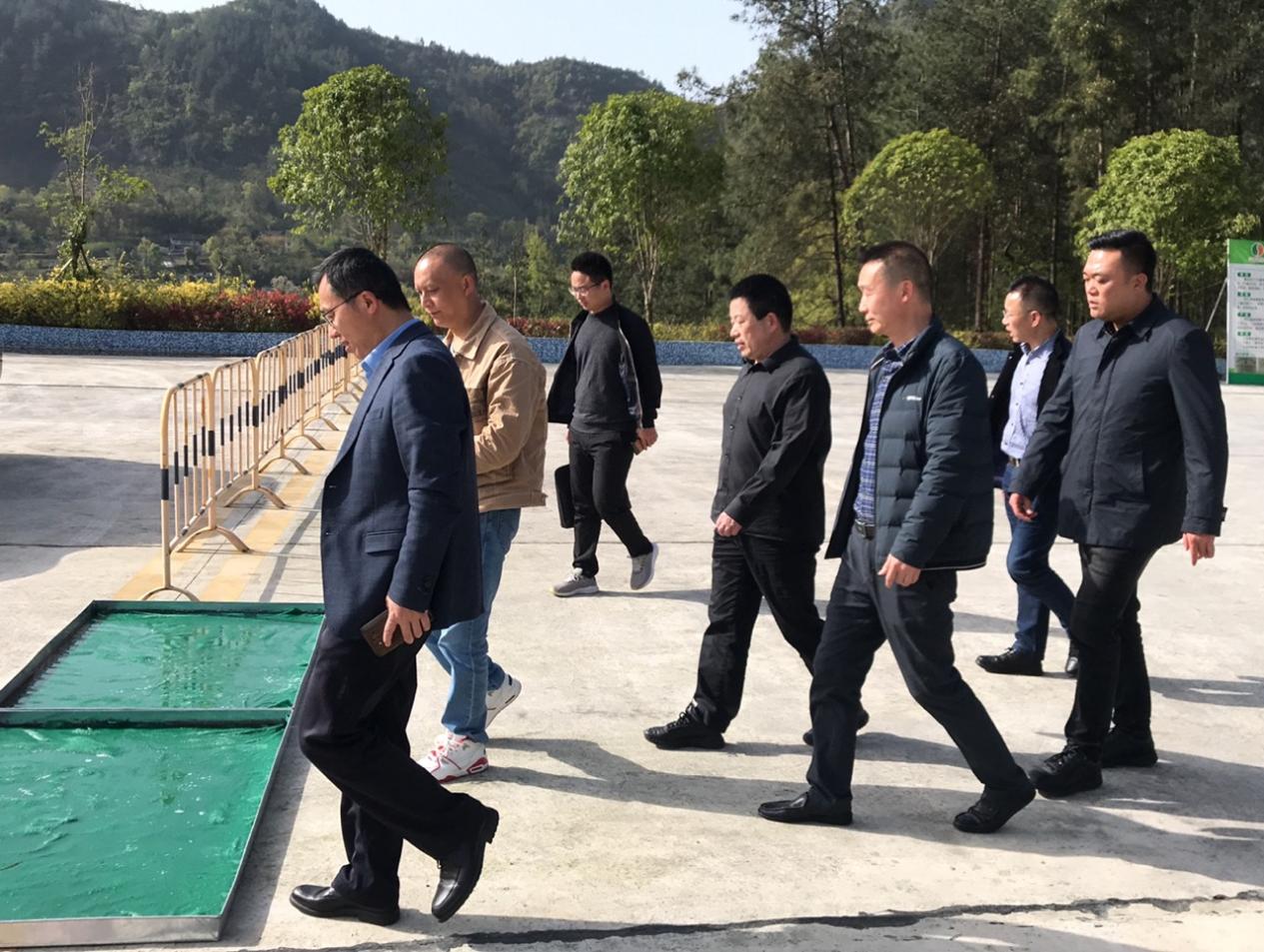 黔江區(qū)政府副區(qū)長毛立新率區(qū)政府辦一級調(diào)研員龐友文、區(qū)環(huán)保執(zhí)法支隊長徐華章等到重慶69畜牧調(diào)研
